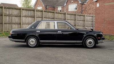 Toyota Century - side