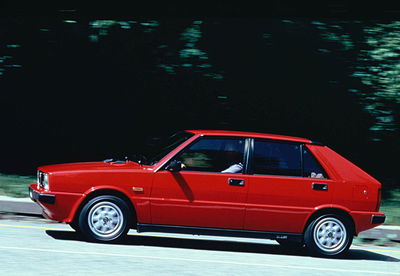 Lancia Delta HF Turbo - side