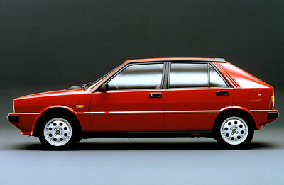 Lancia Delta HF Turbo - side